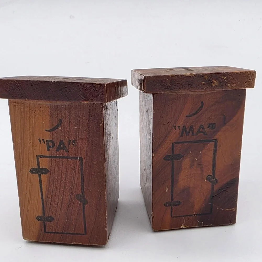 Wood Outhouse Salt & Pepper Shakers Set MA PA Illinois Souvenir Rustic Novelty‎